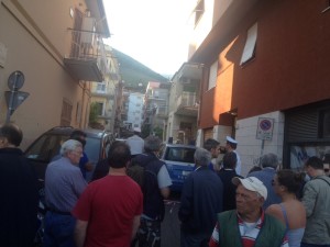 Il luogo dell'omicidio con folla di curiosi