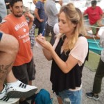 Laura Chiatti mentre firma autografi