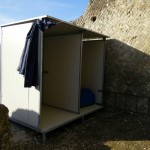 Uno dei box adibiti a spogliatoi e camerini