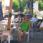 Un momento della contromanifestazione in Piazza Vittoria