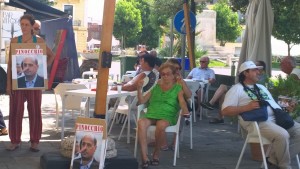 Un momento della contromanifestazione in Piazza Vittoria