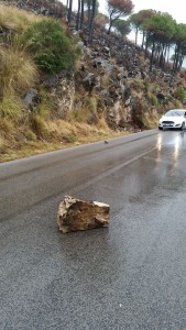 Masso caduto sulla provinciale per Spigno Vecchio ( foto di Aurelio Tedesco)